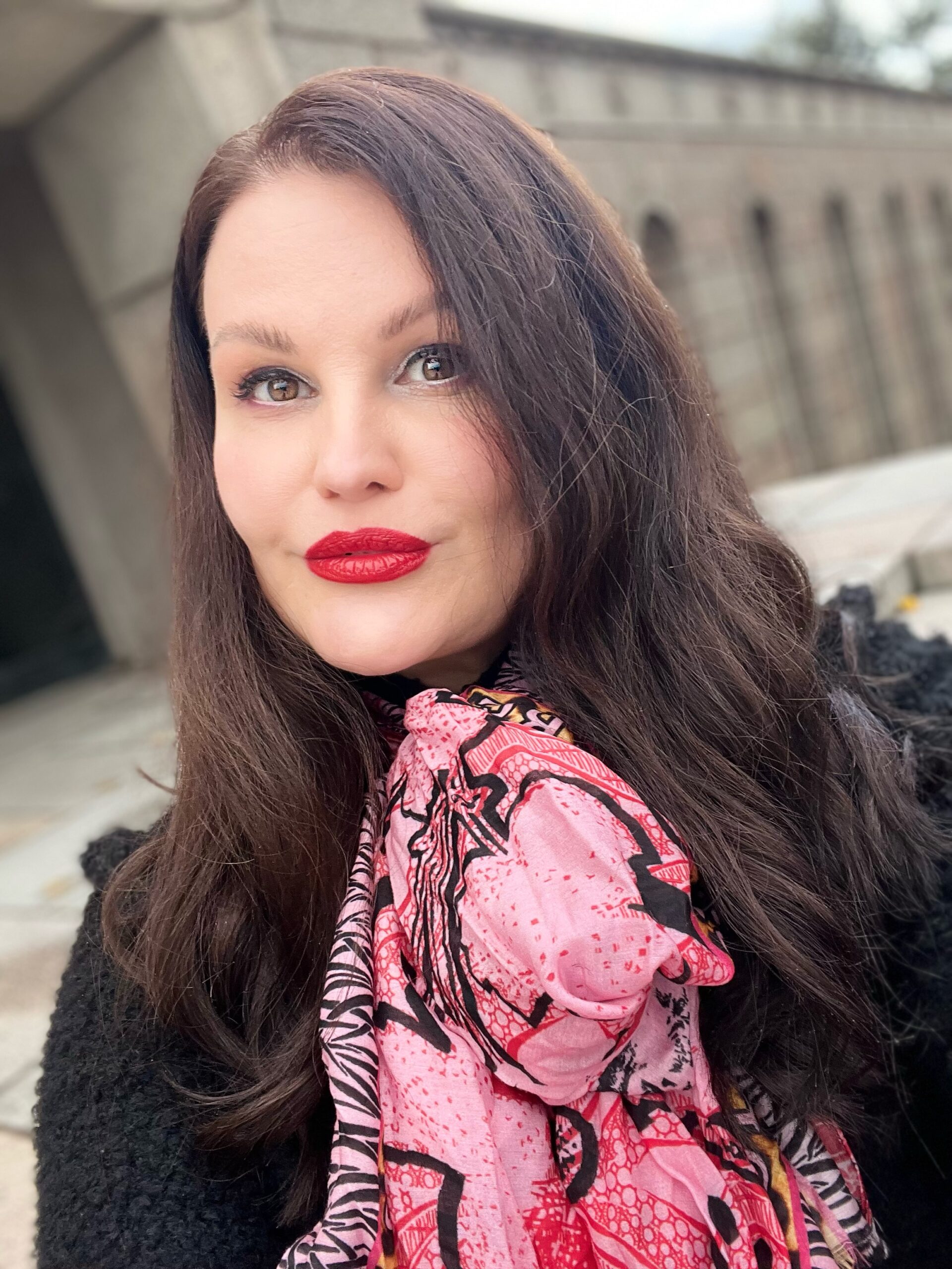 Tytti Luoma eduskuntatalon edessä