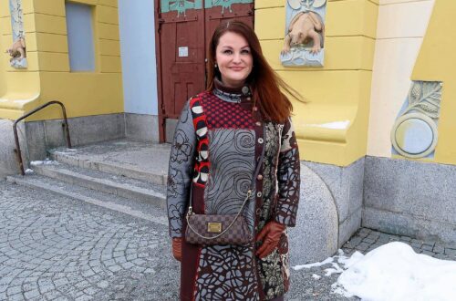 Tytti Kuopion kauppahallin edessä